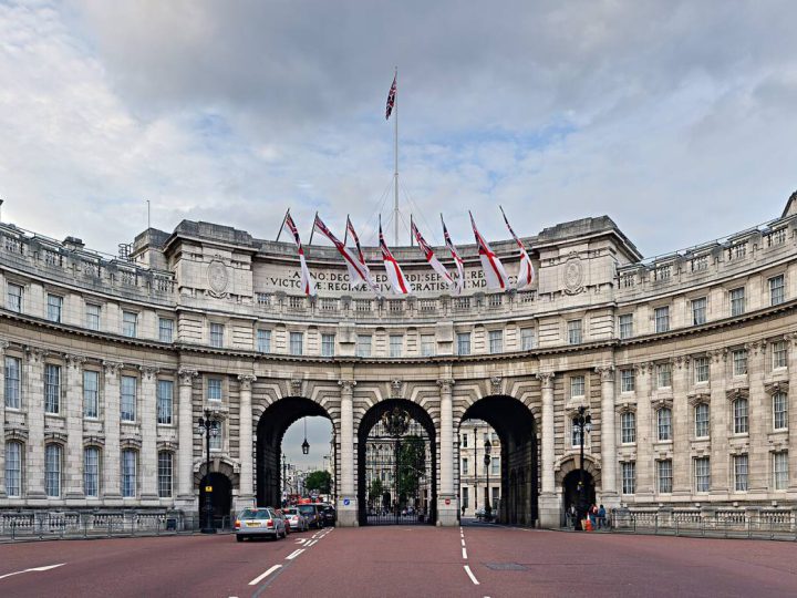 The City of London: Roman wall, plague churches and livery halls