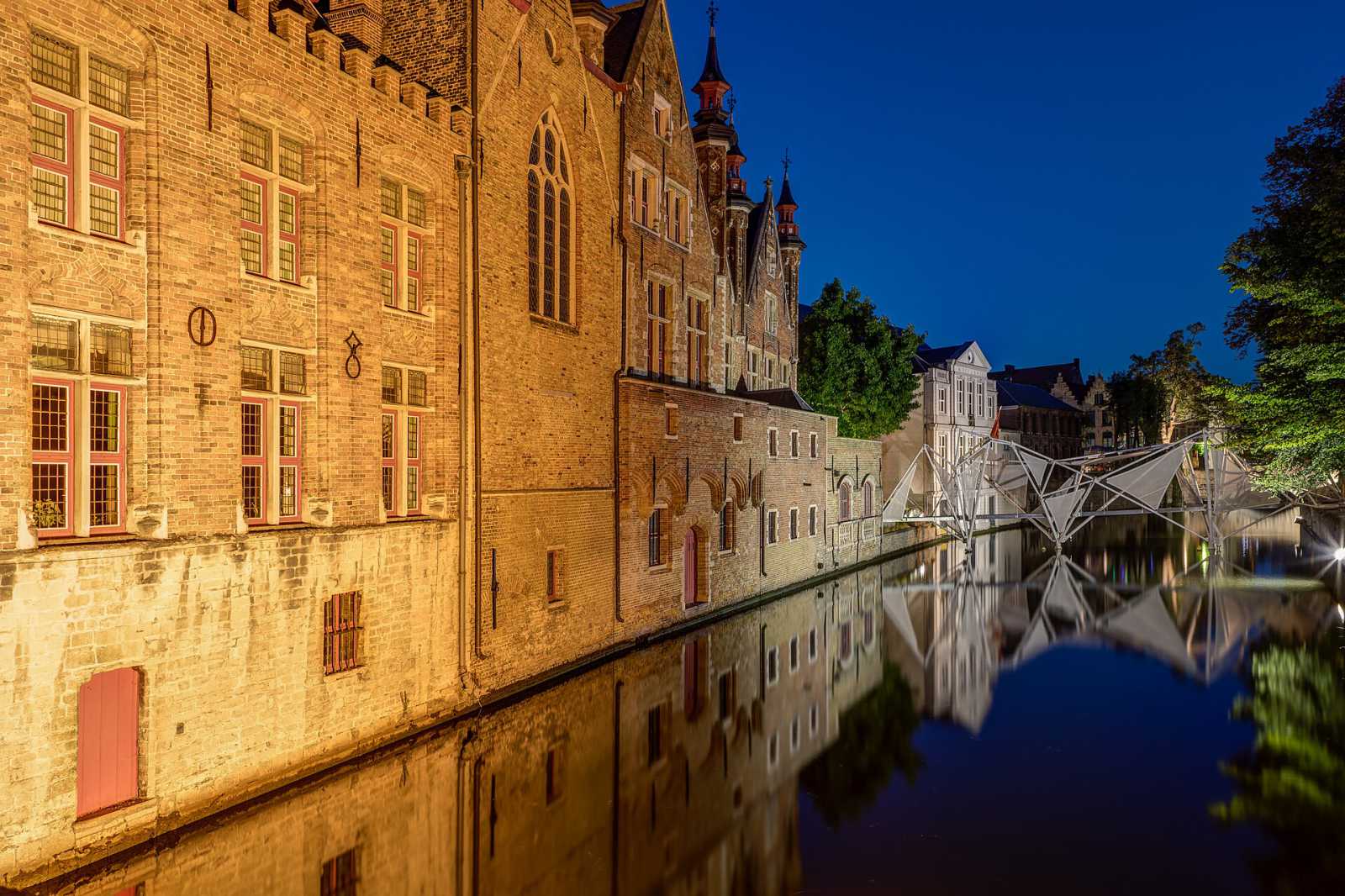 Bruges at 8 am: canals, almshouses and the Beguinage