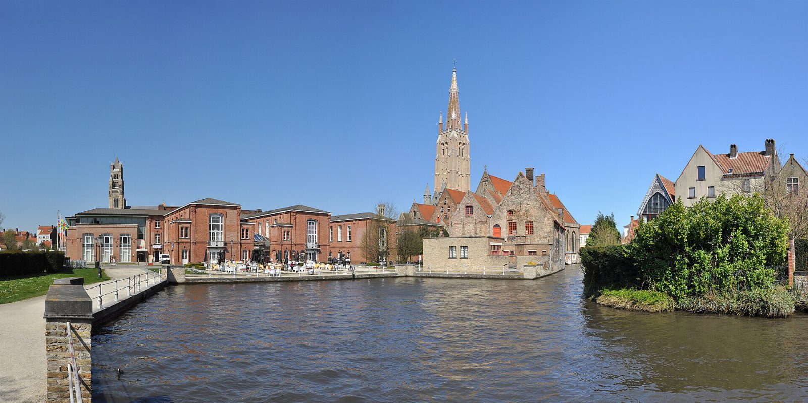 Bruges at 8 am: canals, almshouses and the Beguinage