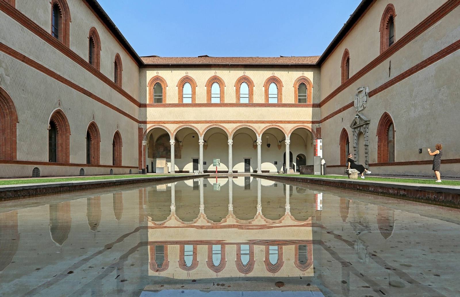 Milanese aperitivo: Galleria to the Navigli