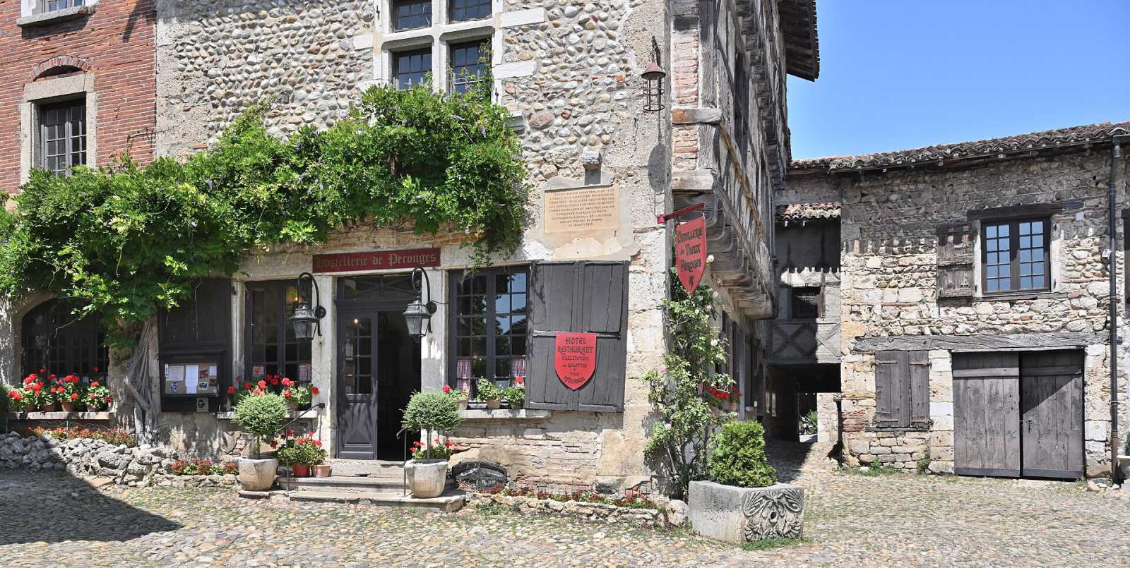 Vieux Lyon traboules and a bouchon lunch with a former cook