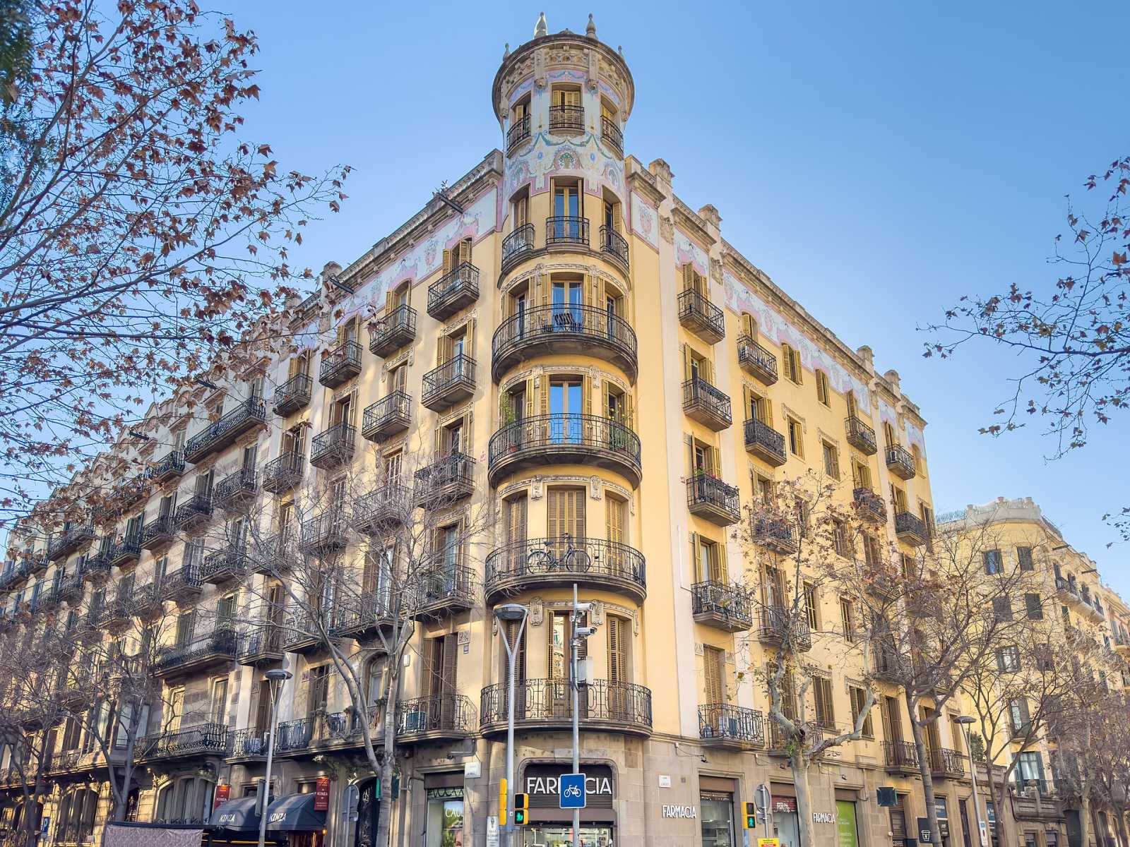 Gràcia squares and local life walk