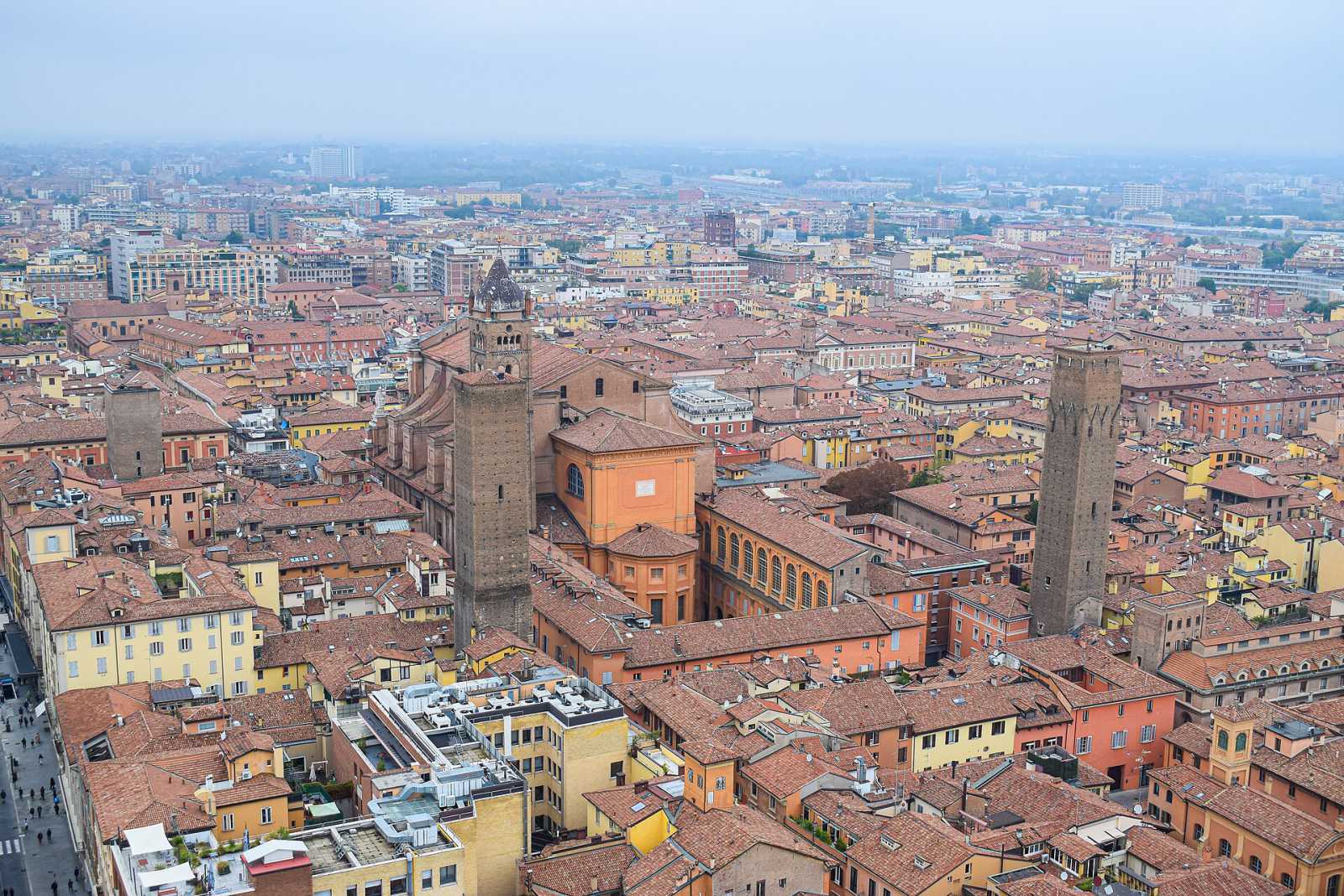 Bologna porticoes and towers walk