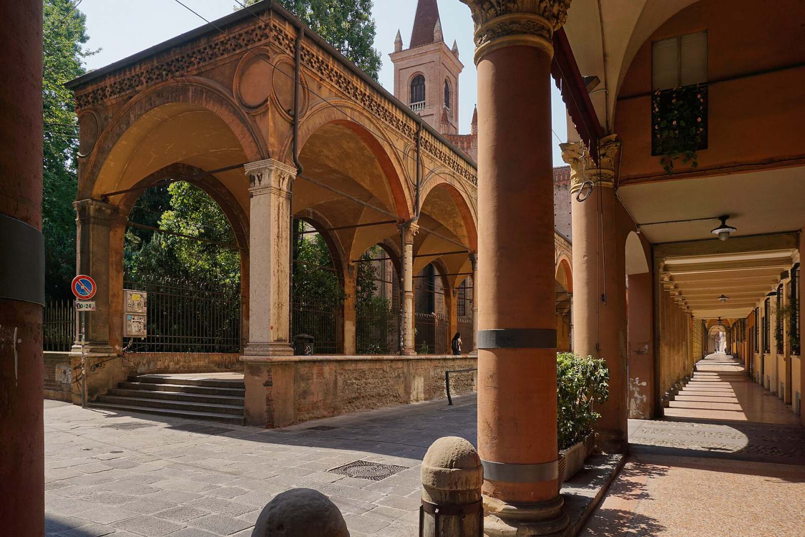 Bologna porticoes and towers walk