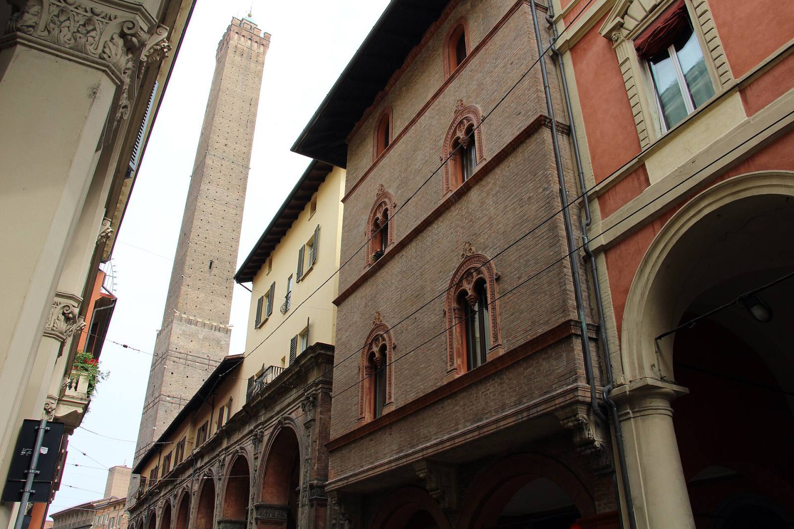 Bologna porticoes and towers walk