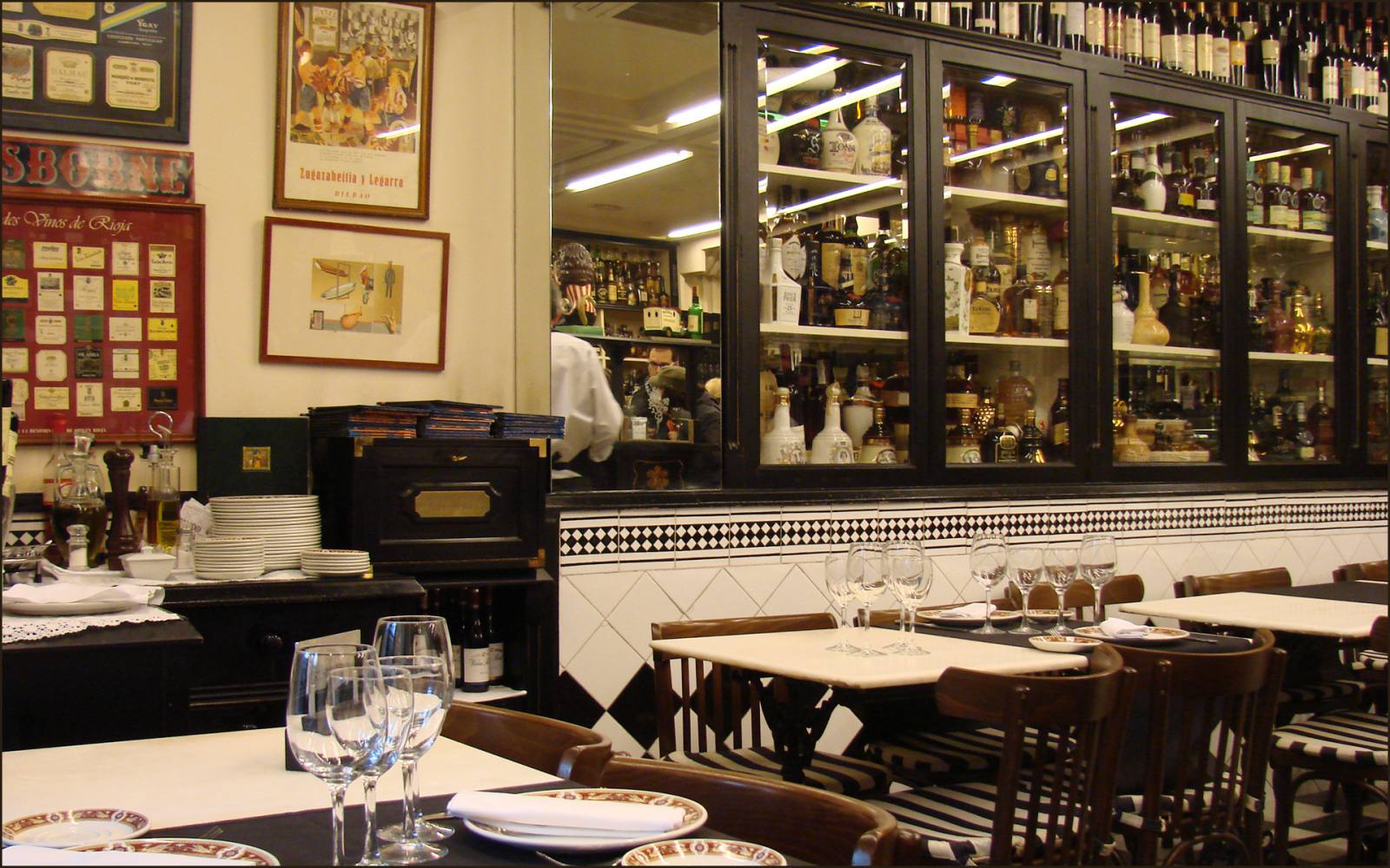 Pintxos and txakoli in the Casco Viejo