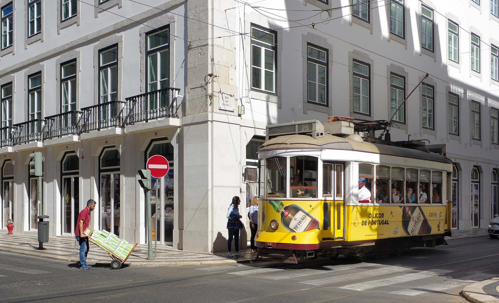 The tram 28 line on foot, from Martim Moniz to Estrela