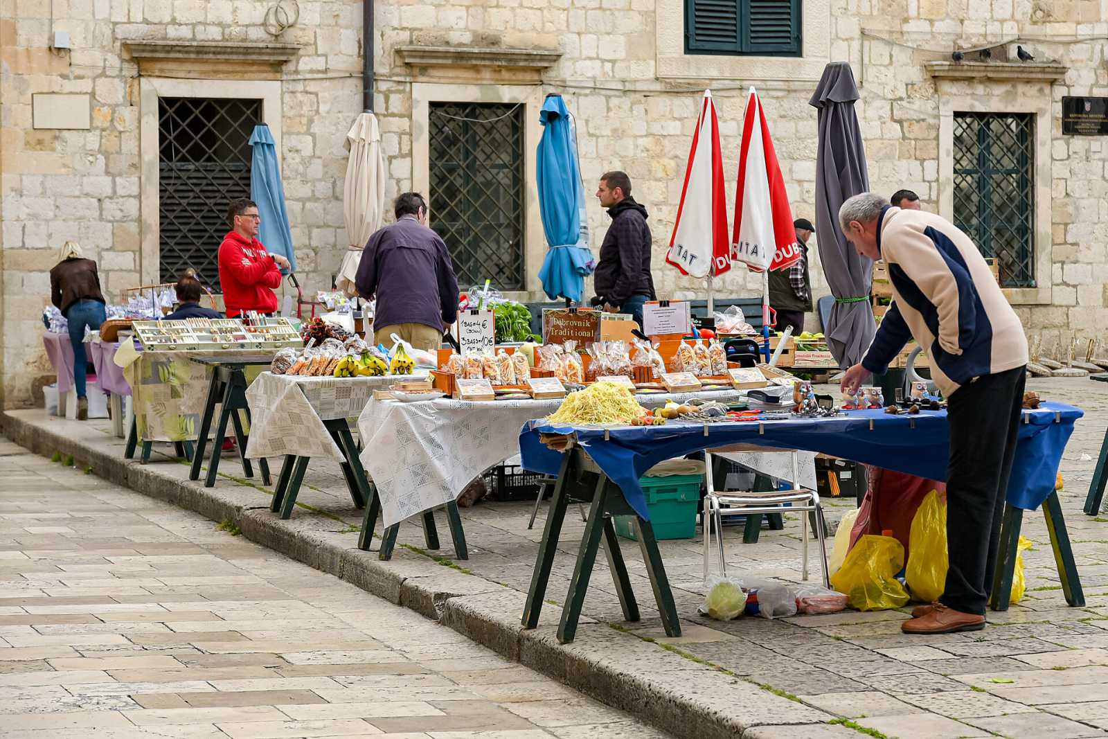A Dubrovnik market morning, live on video