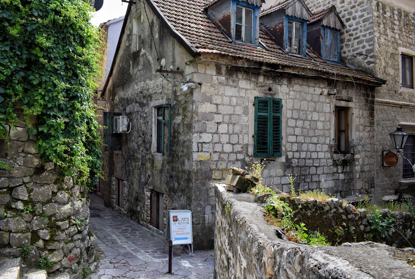 Kotor food streets, live on video