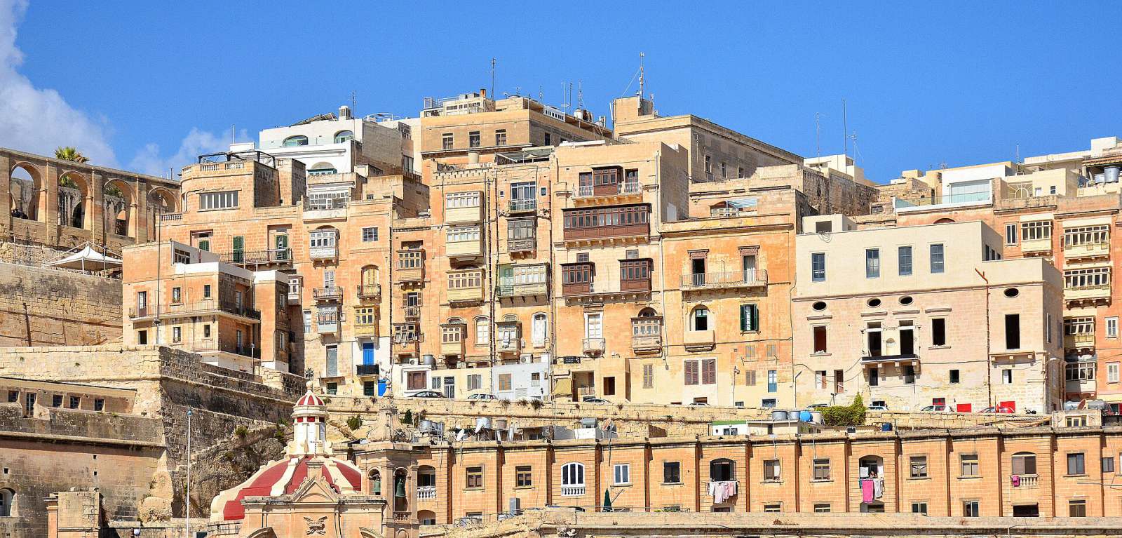 Live from old Valletta: an evening walk on video