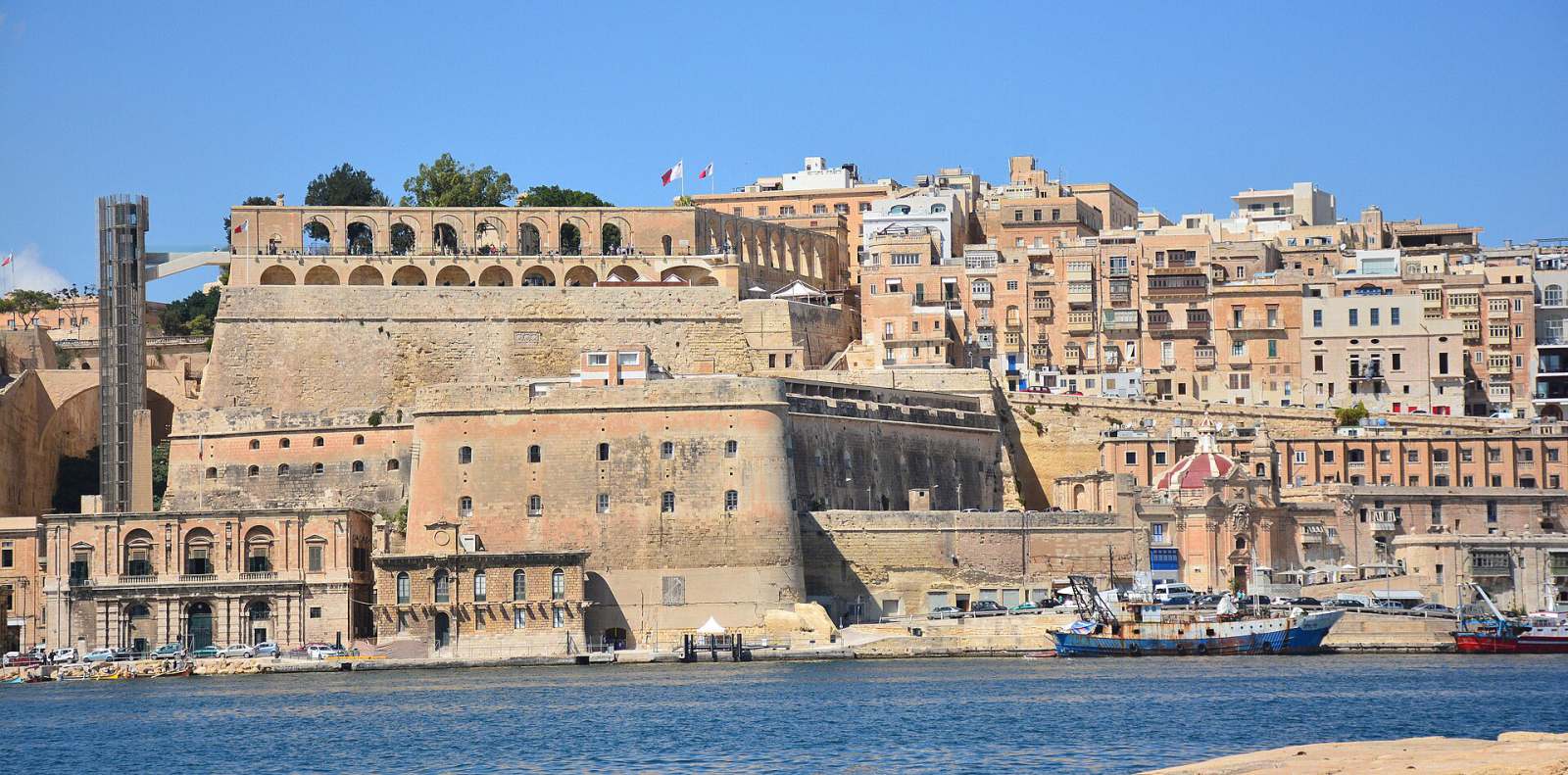 Live from old Valletta: an evening walk on video