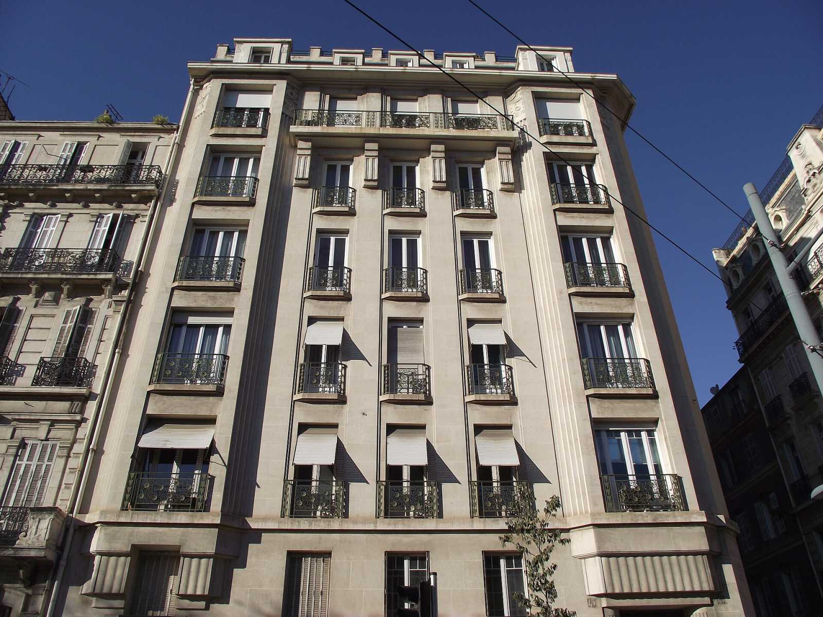 Marseille street art, live on video
