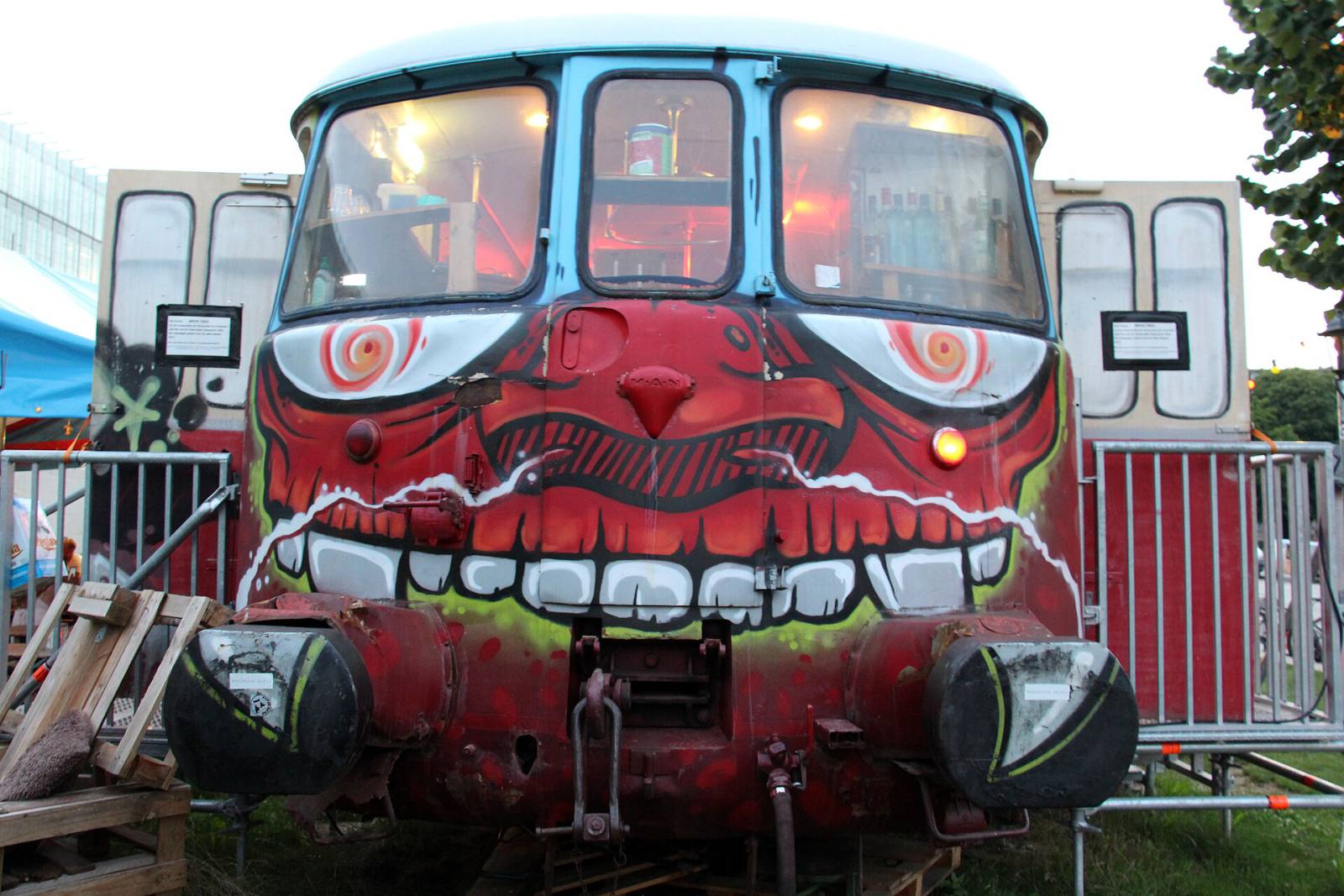 Munich street art, live on video